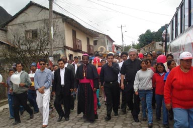 Monseñor Minda en su llegada a Apuela, a